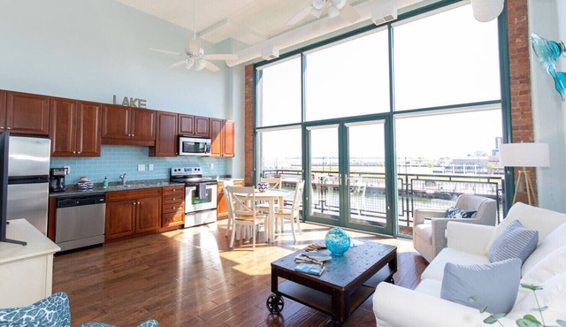 Spectacular Waterfront Condo Retreat For 6 w/Cedar Point View!
