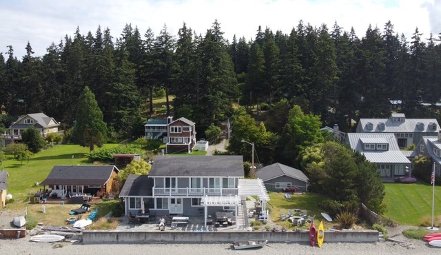 Spectacular Whidbey Island Beach Front Estate - on sandy Mutiny Bay