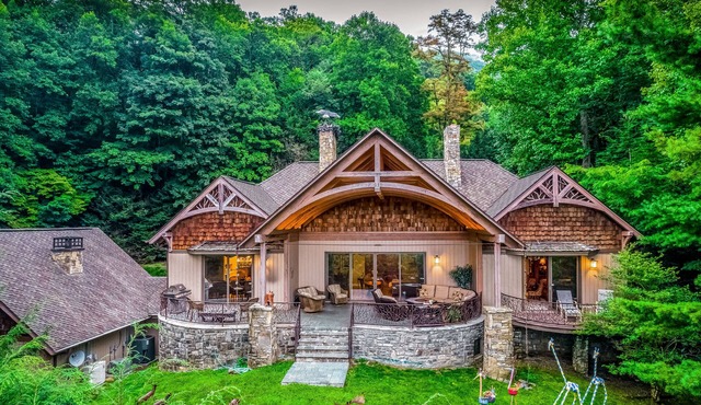 Spectacular Wooded Estate W/Private Hot Tub, Veranda & Pool Table