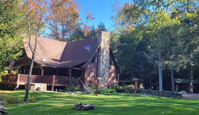 Spectular Cabin on private Lake, 38 acres w hiking trails, fish, swim and kayak.