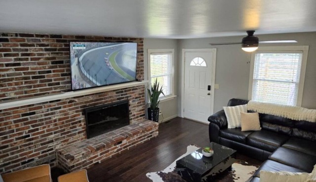 Speedway Large Home- 4 bed/2 bath walking distance to Motor Speedway.