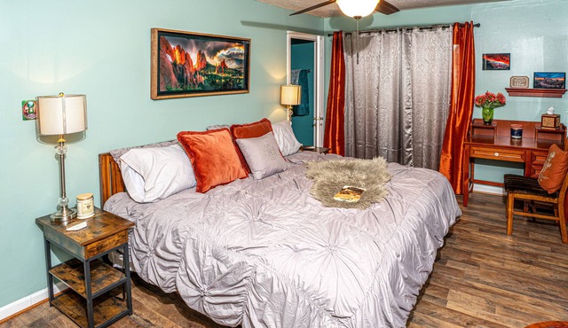 Speedway Pit Stop Bungalow in the heart of Speedway. Walk to IMS, & Restaurants