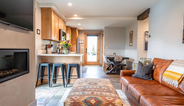 Spellbound Cottage/Dog Friendly Perfection on the Mtn. W/Hot Tub & Views!
