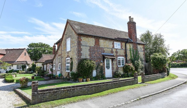 Spence Cottage, Birdham - a cottage that sleeps 5 guests in 2 bedrooms