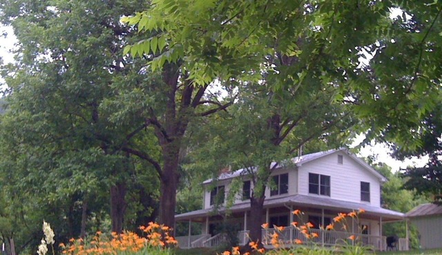 Spence Cove River Farmhouse ~ Fish, Swim, Tube, Kayak! WiFi, Hiking Trails