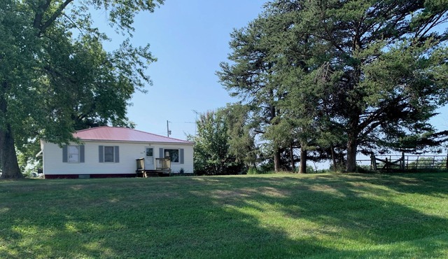 SPENCER FAMILY FARMHOUSE-minutes from Indian Creek Marina on Mark Twain Lake.