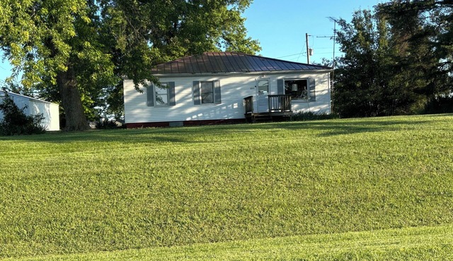 SPENCER FAMILY FARMHOUSE, minutes from Indian Creek Marina on Mark Twain Lake.
