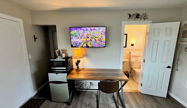 Spencerport - Cozy Cabin Inn - Sleeps 2, 1 Full Size Bed