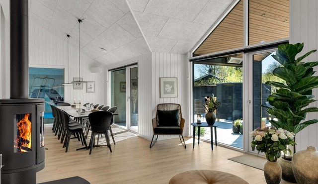 Spend a fantastic vacation in this spacious and modern vacation home in Dronningmølle.