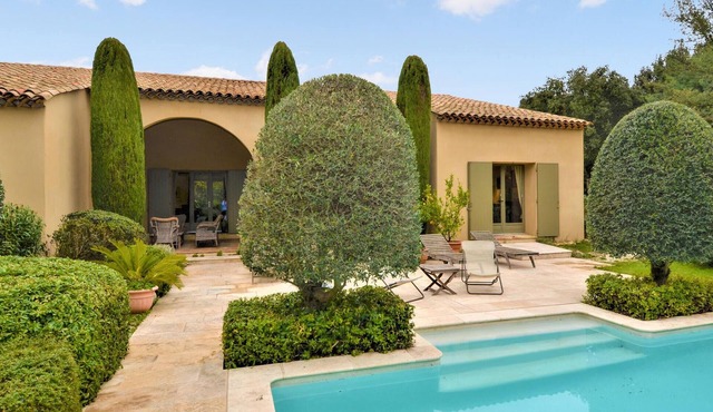 Spend a fantastic vacation in this comfortable vacation home with pool.