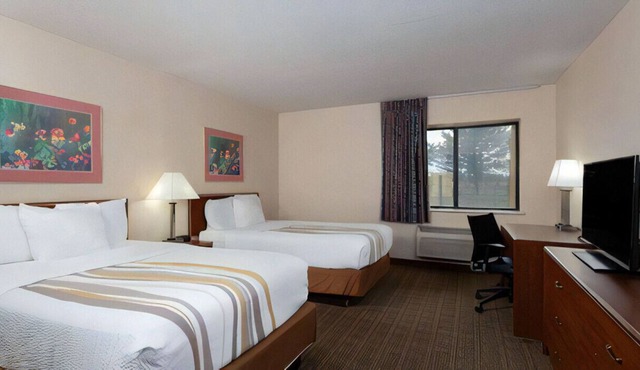 Spend a Group Vacation in Nicely Furnished Room