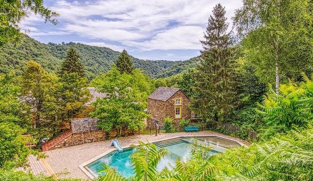 Spend a lovely break close to nature in this holiday home with access to the pool.