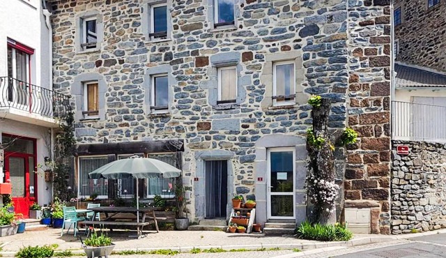 Spend a quiet and at the same time active vacation in this pleasant vacation apartment.