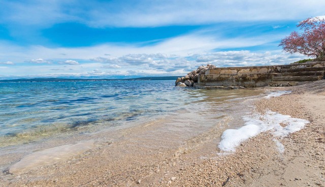 Spend a wonderful time in this cozy vacation apartment with private garden by the sea.
