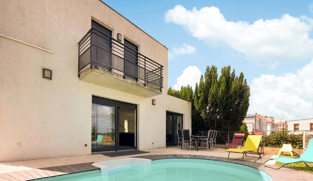 Spend a wonderful vacation with the family in this vacation home with pool.