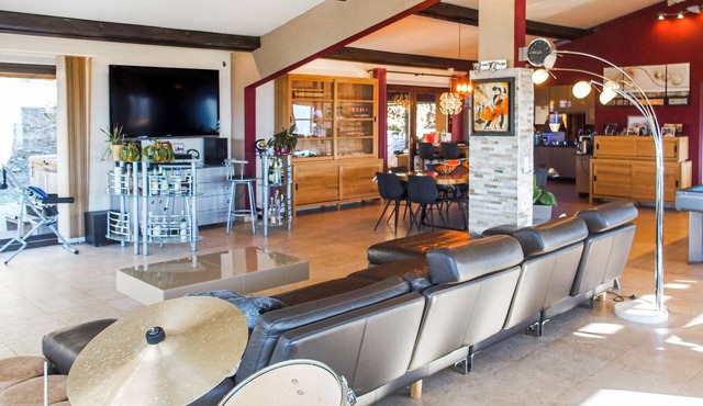 Spend an unforgettable vacation in this comfortable vacation home with pool and sauna!