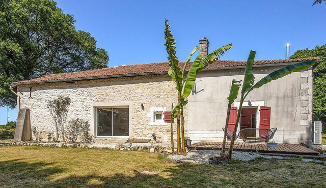 Spend an unforgettable vacation in this beautiful country estate near numerous activities.