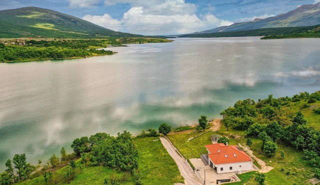 Spend an unforgettable vacation in this modern vacation home directly on the lake.