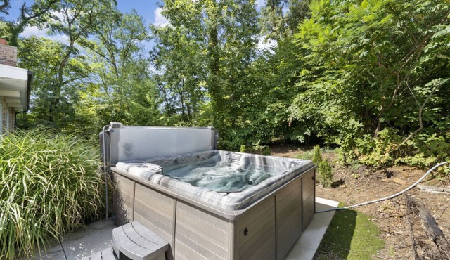 Spend fall in MI! Hot Tub, Fire Pit + more!