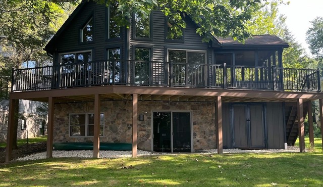 Spend time making cherished memories at this gorgeous 5-bedroom LAKEFRONT Lodge!
