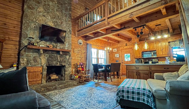 Spend Valentines at Happy’s Hideaway- Fiber Wifi and Hot tub - Callaway Gardens