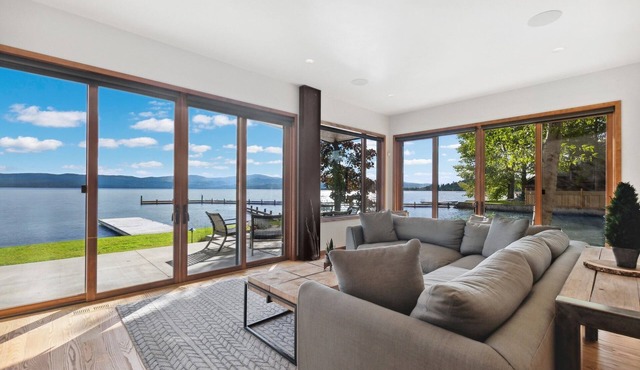 Spend Winter Here! Lake House, less than a Mile from Downtown Bigfork!