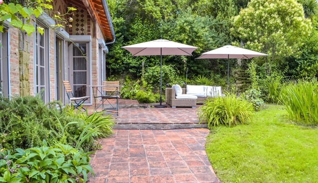 Spend your family vacation in this charming and spacious vacation home with swimming pool.