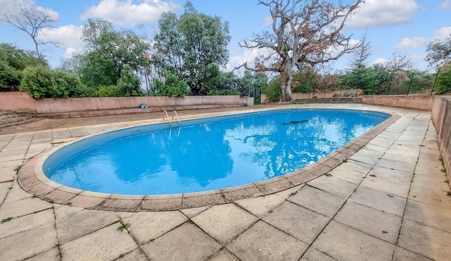 Spend your vacation in this appealing apartment with pool access.