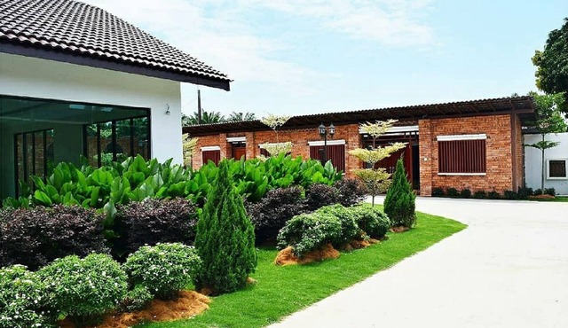 SPIC'S Lake Holiday Villa and Lodging