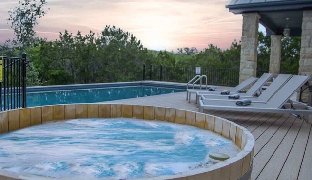 Spicewood Lodge w/Pool, HotTub