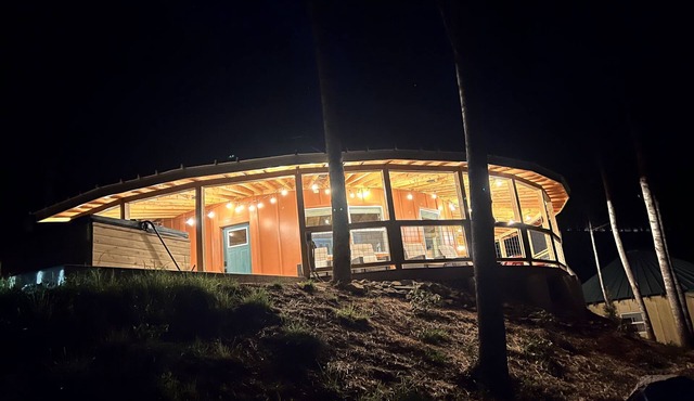 Spicewood, Luxury 2BD 2BA Yurt w/Hot Tub in Scenic Deep Creek area of WNC