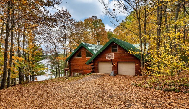 Spiderlake Retreat Log Cabin LakeHouse w/private Pier 4BR 3BA