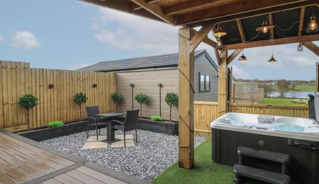 SPINDLE, pet friendly, with hot tub in Donisthorpe
