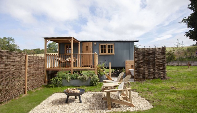 SPINDLEBERRY HUT, pet friendly, with a garden in Piddletrenthide