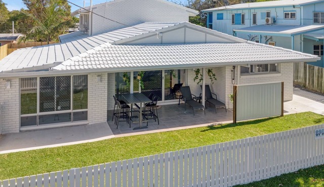 Spindrift - 1/10 Spectrum Street - Rainbow Beach. All beds made. Wifi. Pets welcome.