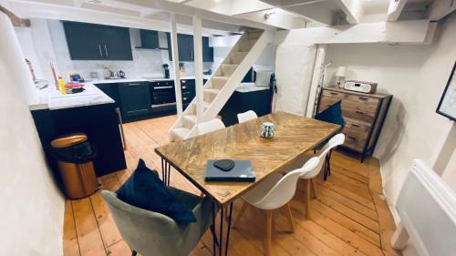 SPINDRIFT is A Beautiful Newly Refurbished THREE BEDROOM Private Family House located on the OLD HARBOUR and the COASTAL PATH in the Heart of Beautiful POLPERRO