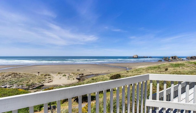 Spindrift Oceanfront Home - The Helm