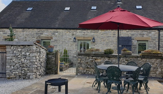 SPINGLE BARN, pet friendly, luxury holiday cottage in Monyash