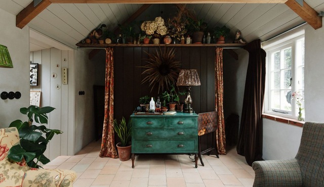 Spinks Nest - Luxury vintage boutique flint cottage