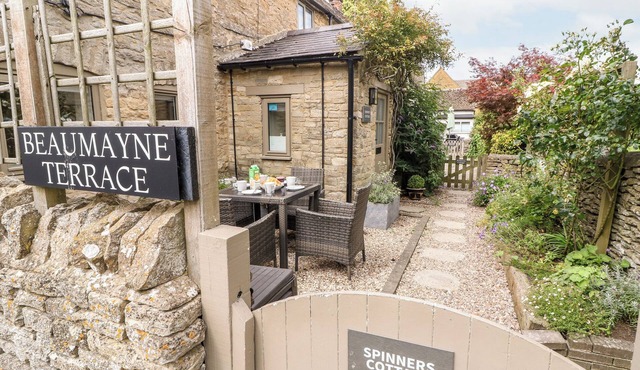 SPINNERS COTTAGE, pet friendly, with open fire in Stow-On-The-Wold