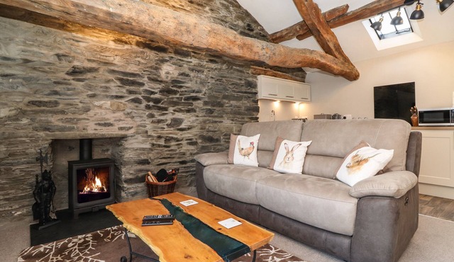 SPINNERS LOFT, pet friendly, character holiday cottage in Hawkshead