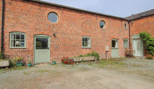 SPINNEY VIEW, family friendly, character holiday cottage in Cockshutt