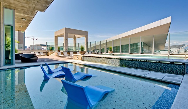❤️SPIRE LOFT-Pool-Hot Tub-Gym-Parking-Views-WiFi-Washer/dryer in unit-Smart TV❤️