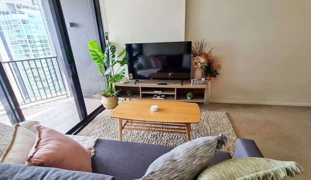 Spire Residences Stylish 2 bed Apt with River Views + Fast Wifi Gym Rooftop Pool