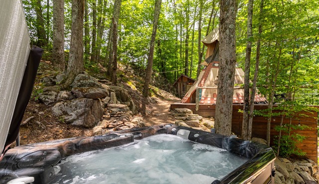 Spirit Bear Tee-Pee Glamping Hotspot in Eagles Nest with hot tub!