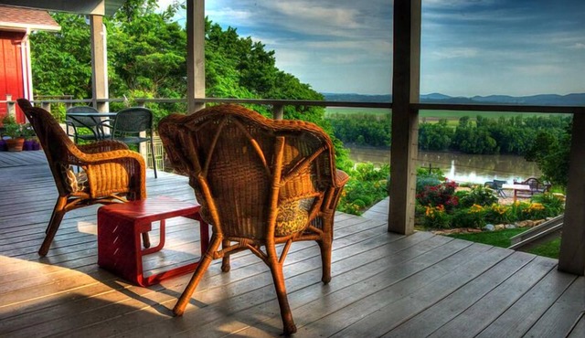Spirit Hill Guest House And Gardens With Breathtaking Missouri River View