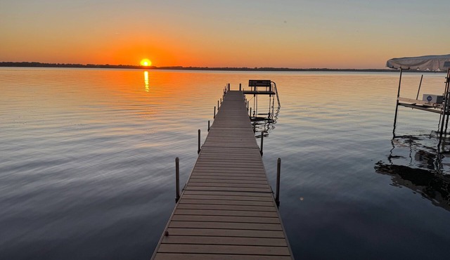 Spirit Lake Retreat - New 2-bedroom lakefront guest cottage in Orleans