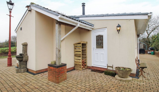 SPITFIRE LODGE, romantic, with hot tub in Loggerheads, Staffordshire