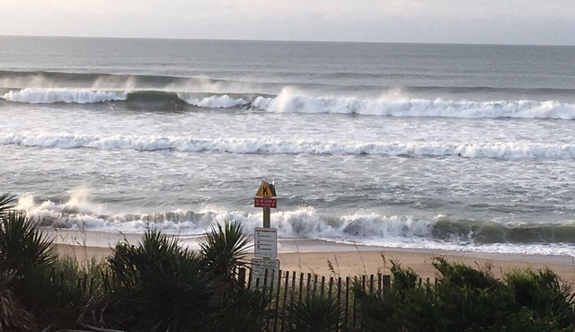 “Spivey’s Korner” Ocean Views, Easy Steps to quiet sandy Beach - secure WiFi