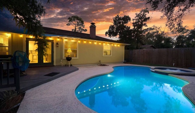~Splash Hill Haven Sleeps 10 Pool & Spa~
